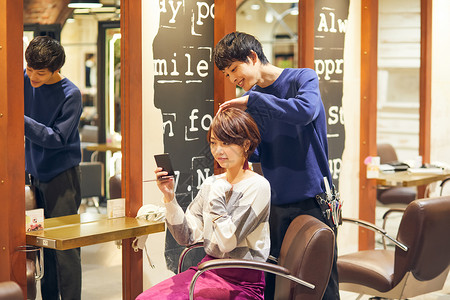 发型师给女孩剪头发图片