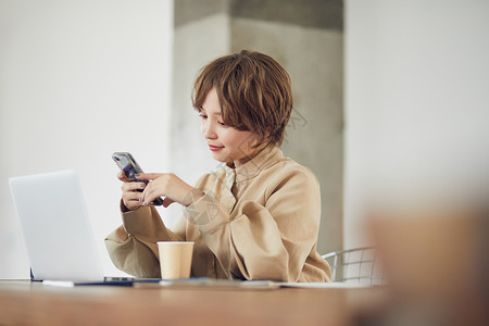 短发可爱女孩图片