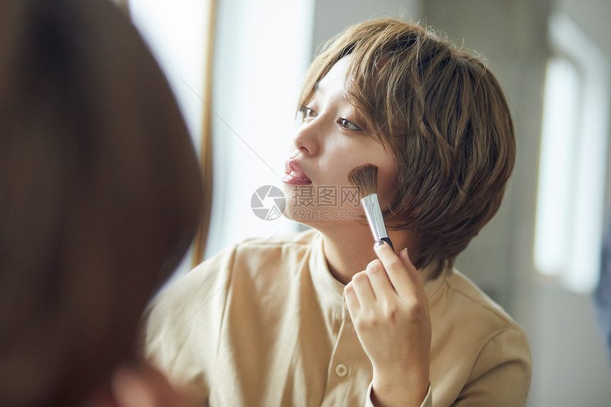 休闲职业女人在化妆图片