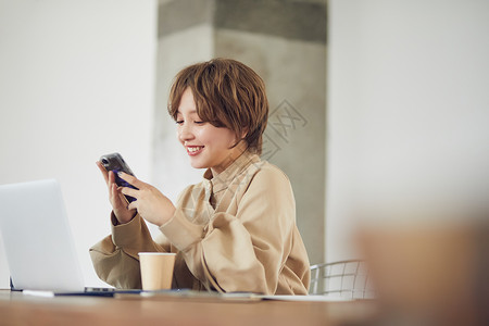 时髦青春女人的生活方式图片