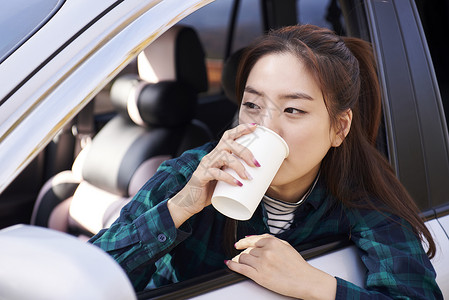 在车上喝水的年轻女人新生代高清图片素材