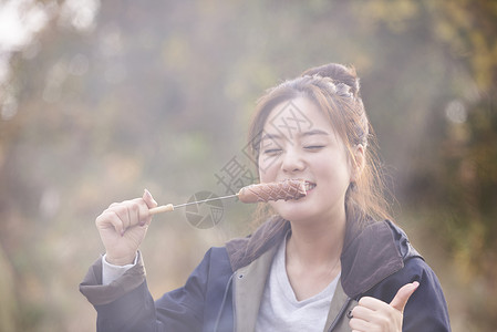 女子享受露营烧烤笑高清图片素材