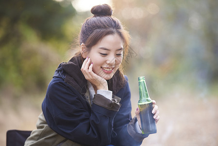 露营年轻人喝酒享受青年高清图片素材