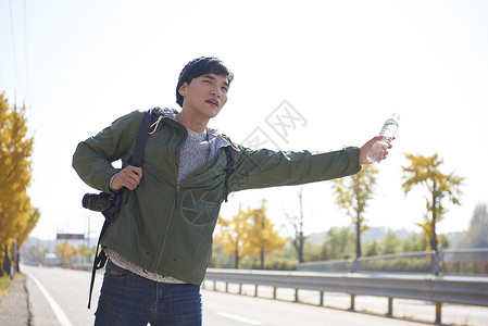 新生代露营背包客路边打车图片