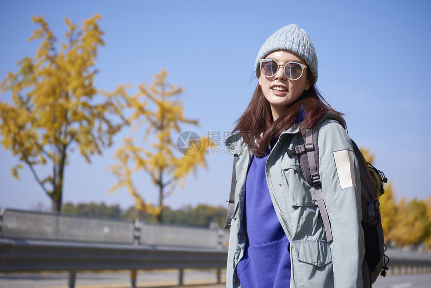 长途旅行的年轻女人图片