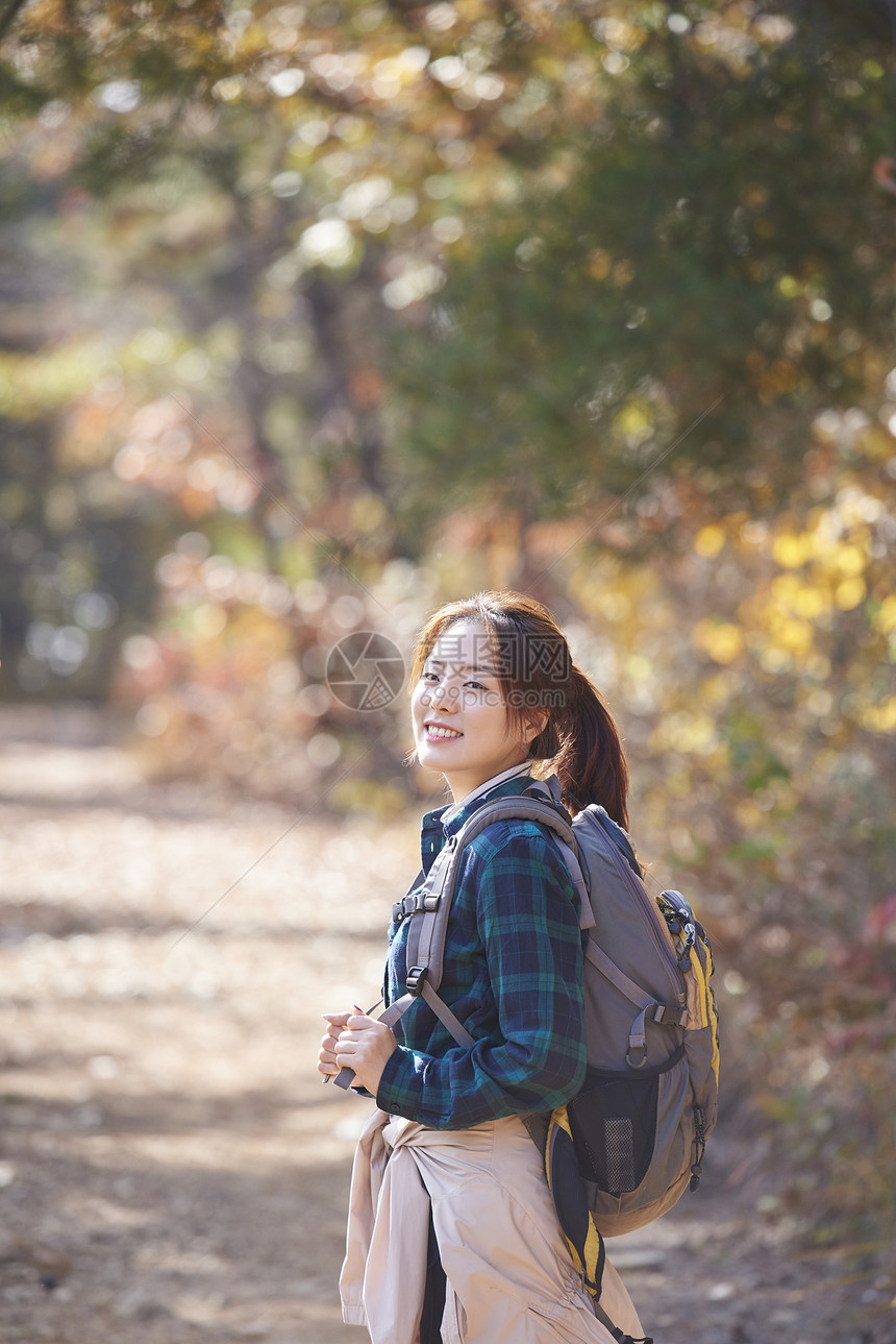 背包攀登的露营年轻女人图片