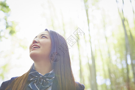 户外阳光下的高中女孩高清图片