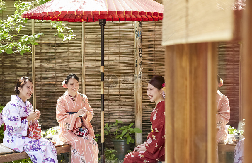 办公室女郎京都斯托尔和服的三名妇女等待在茶馆的甜点图片