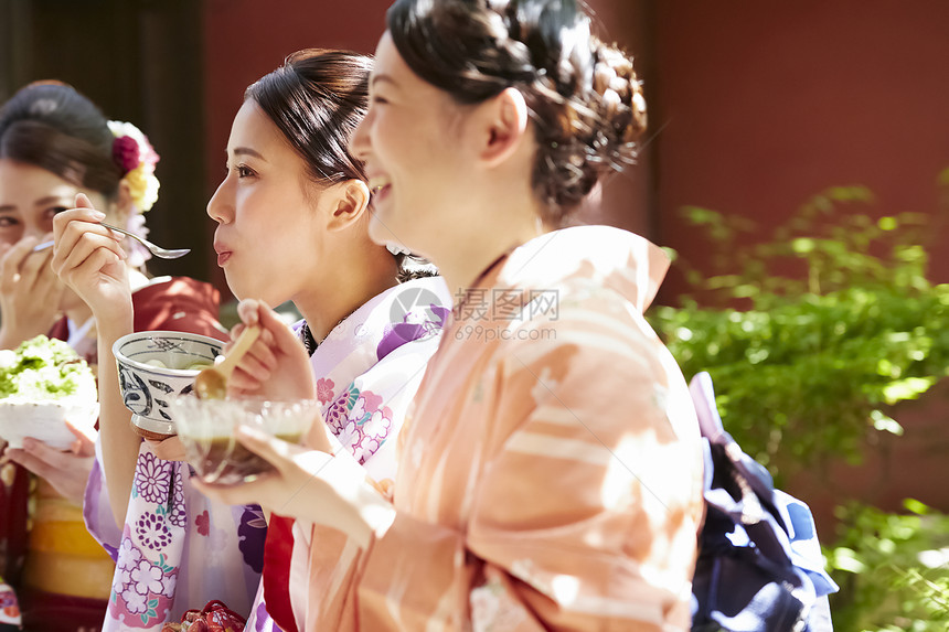 和服美女在茶馆吃甜点图片