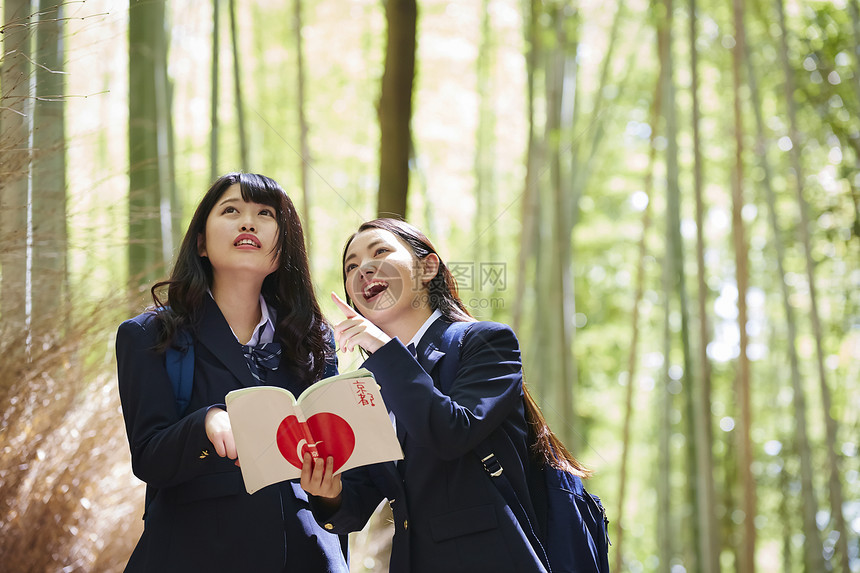 两名高中女孩在竹林里游玩图片