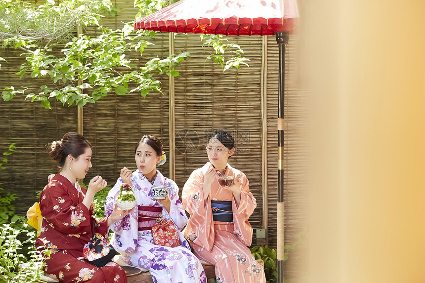 在茶馆穿和服吃甜点的三名妇女图片