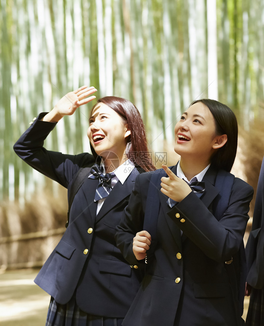两名高中女生站在竹林里游玩图片