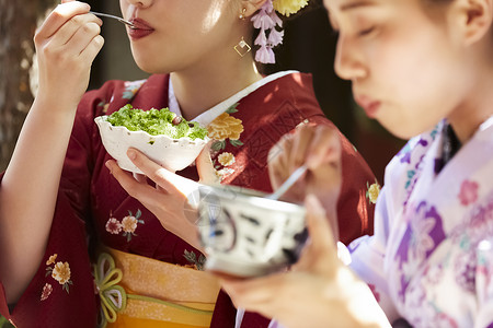 在茶馆吃甜品的日式妇女图片