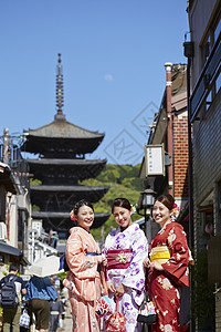 穿着和服的三名女性背景图片