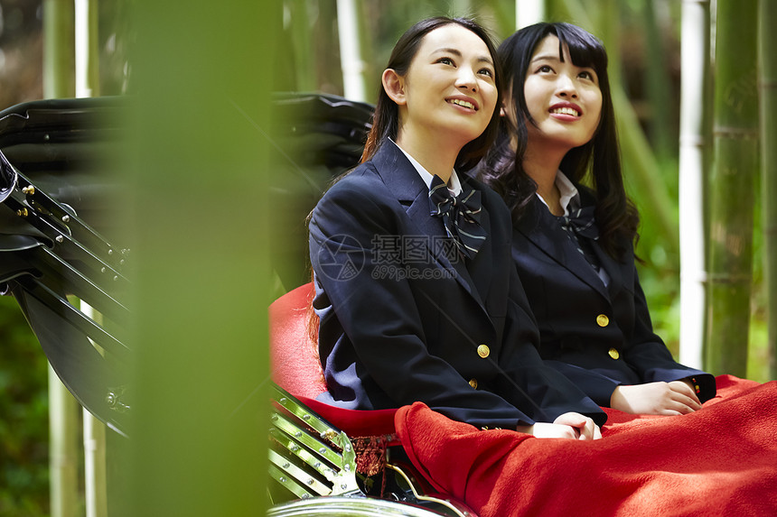 坐在拉车上的两名女高中生图片