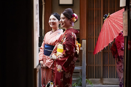 妇女穿着不同的和服在后巷游玩背景图片