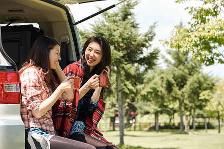 女人驾车旅行聊天喝咖啡图片