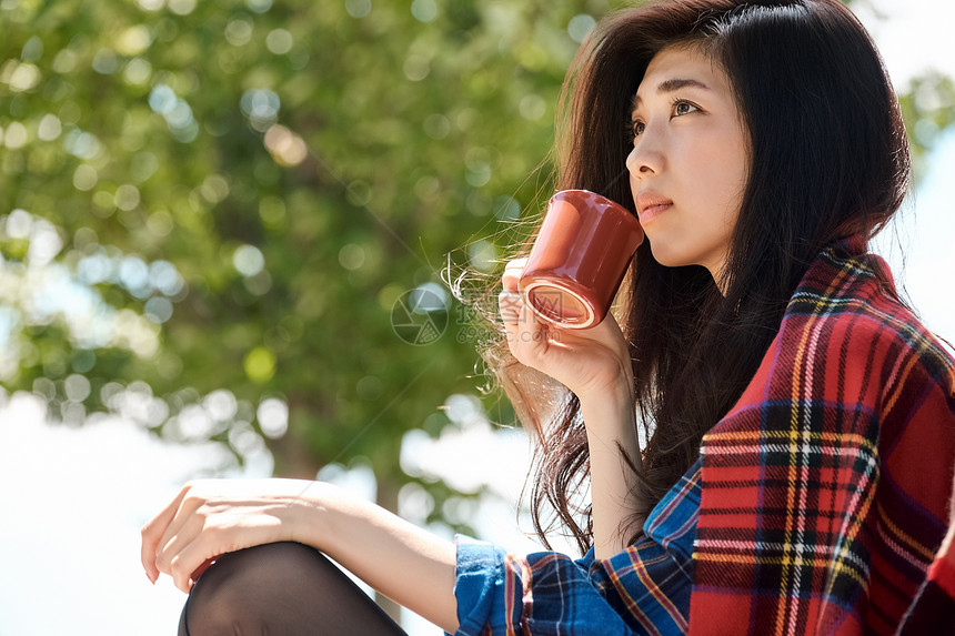 女人旅行喝咖啡图片