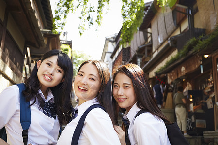 三个高中生女孩在景点游玩图片