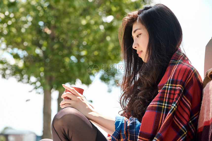 女人旅行喝咖啡图片