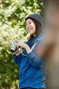 营地森林女孩女人的徒步旅行图片