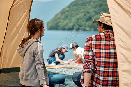 一家人湖边露营图片