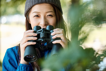 流行女清新女人的徒步旅行图片