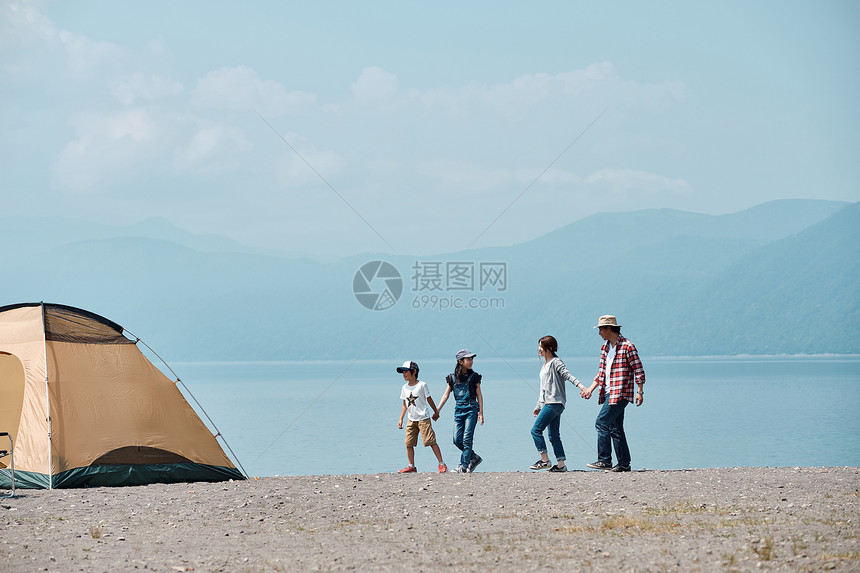 一家人湖边开心露营图片