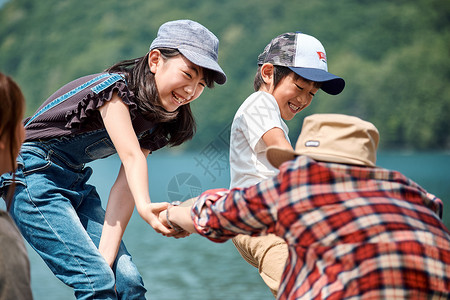 露营女孩们父母和小孩家庭旅行湖营地图片