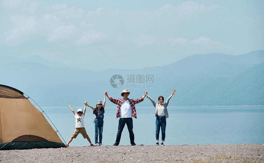 少女父亲有趣家庭旅行湖营地图片