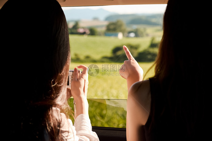 女闺蜜户外旅行拍照背影图片