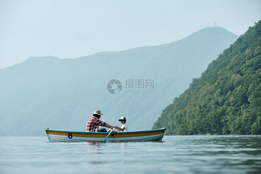 山峰清澈家人家庭旅行湖船图片