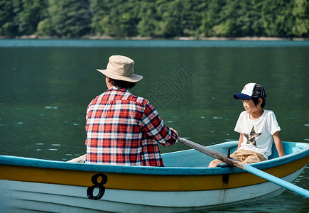 自然爸爸父子家庭旅行湖船图片