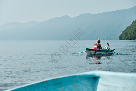 优良党风壮年划桨由外向内优良家庭旅行湖船背景