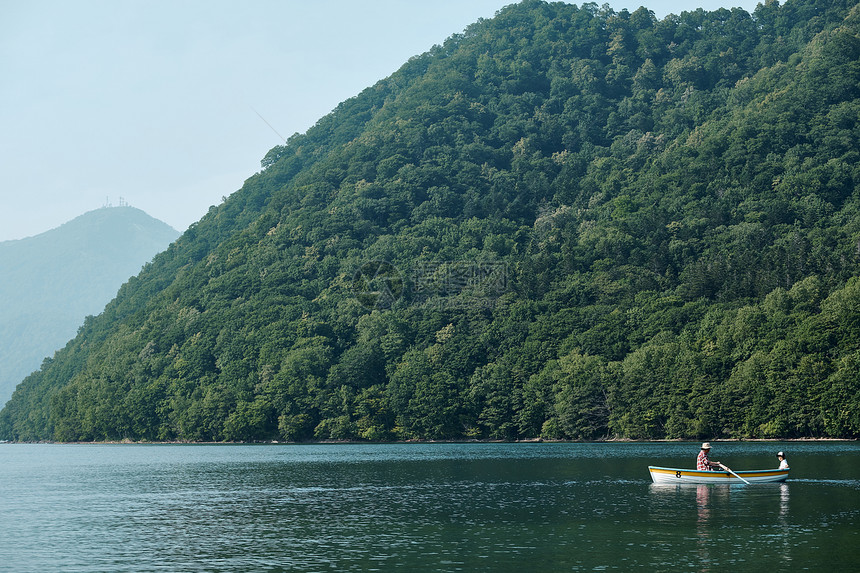 脚踏船场景30多岁家庭旅行湖船图片