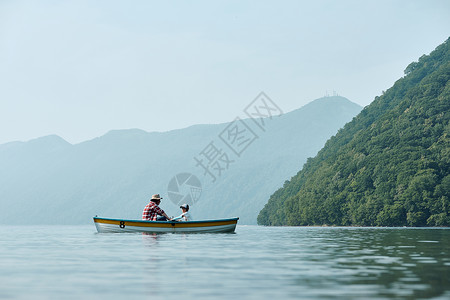 父子家庭湖中旅行划船图片