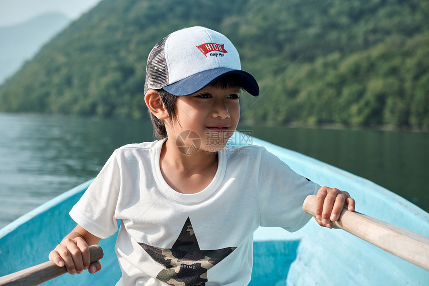 小男孩划船游湖图片