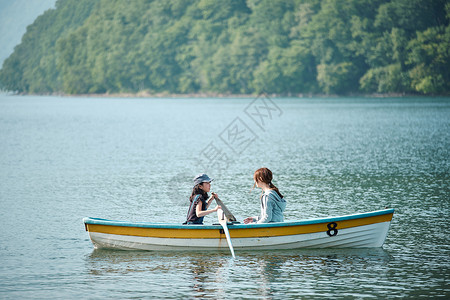 母女划船游湖图片