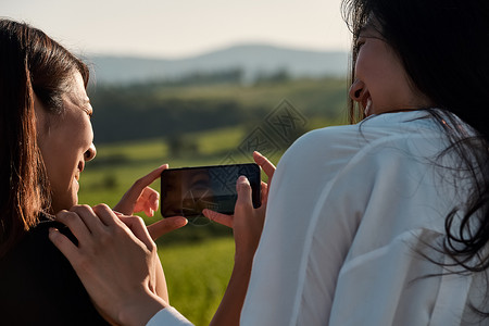两个女人开心用手机拍照图片