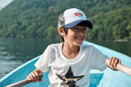 划船的男孩小男孩划船游湖背景