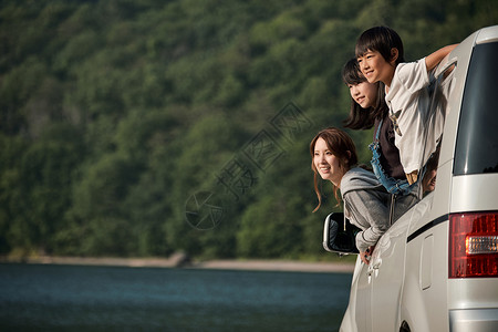 女孩男孩骑行车自驾旅行露出窗外的一家人背景