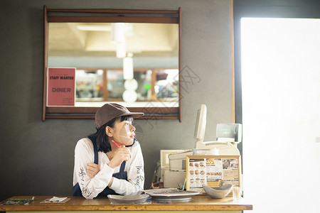 兼差文稿空间工作台面在一家咖啡馆工作的妇女高清图片