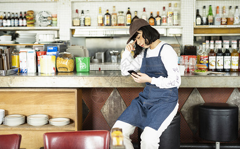 坐着休闲女士们在咖啡厅工作的女人图片