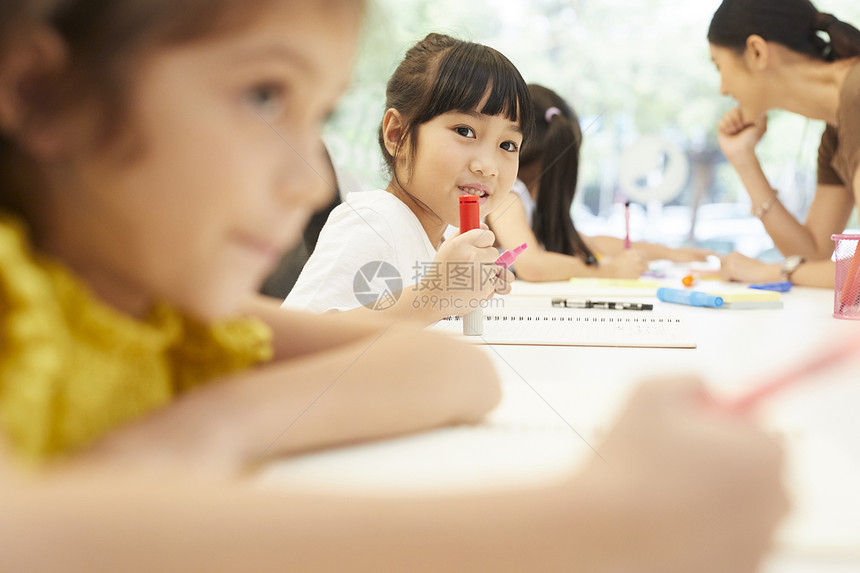 学习的小女孩图片