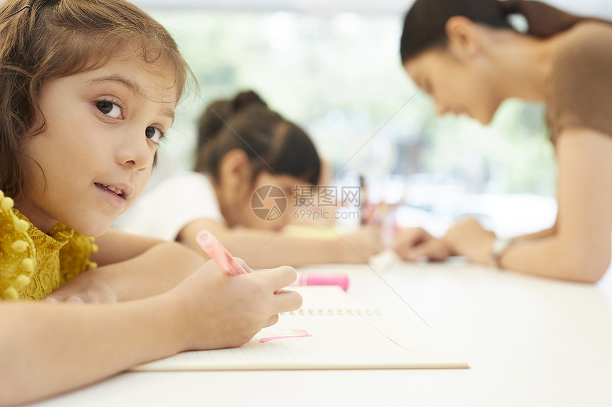 认真学习的小学生图片