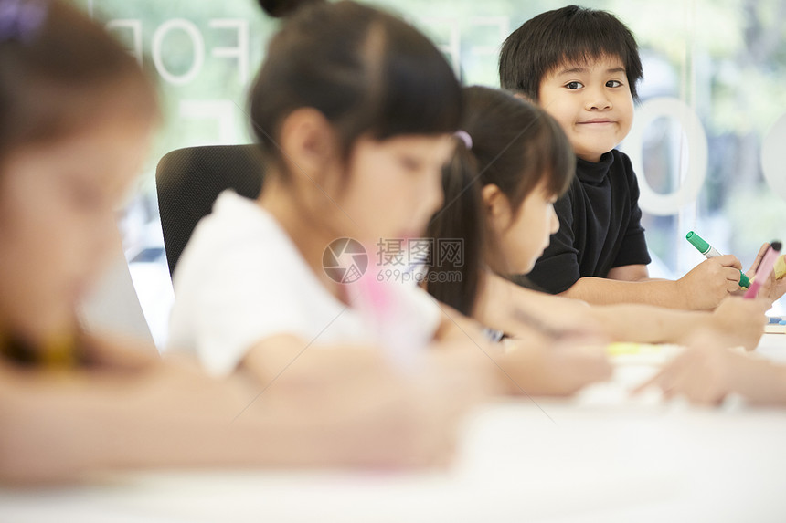 在学习的小学生图片