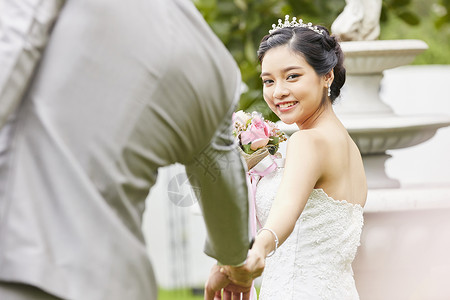 幸福的新婚夫妻礼堂高清图片素材