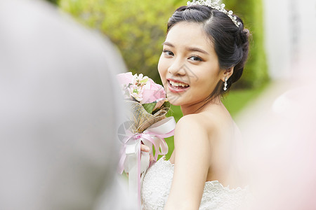 穿婚纱的幸福新娘年轻女子高清图片素材