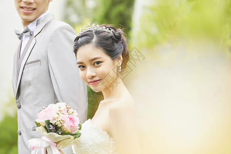 年轻美女新娘穿着婚纱情侣高清图片素材