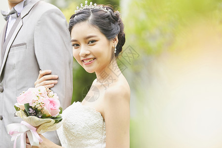 年轻美女新娘穿着婚纱图片